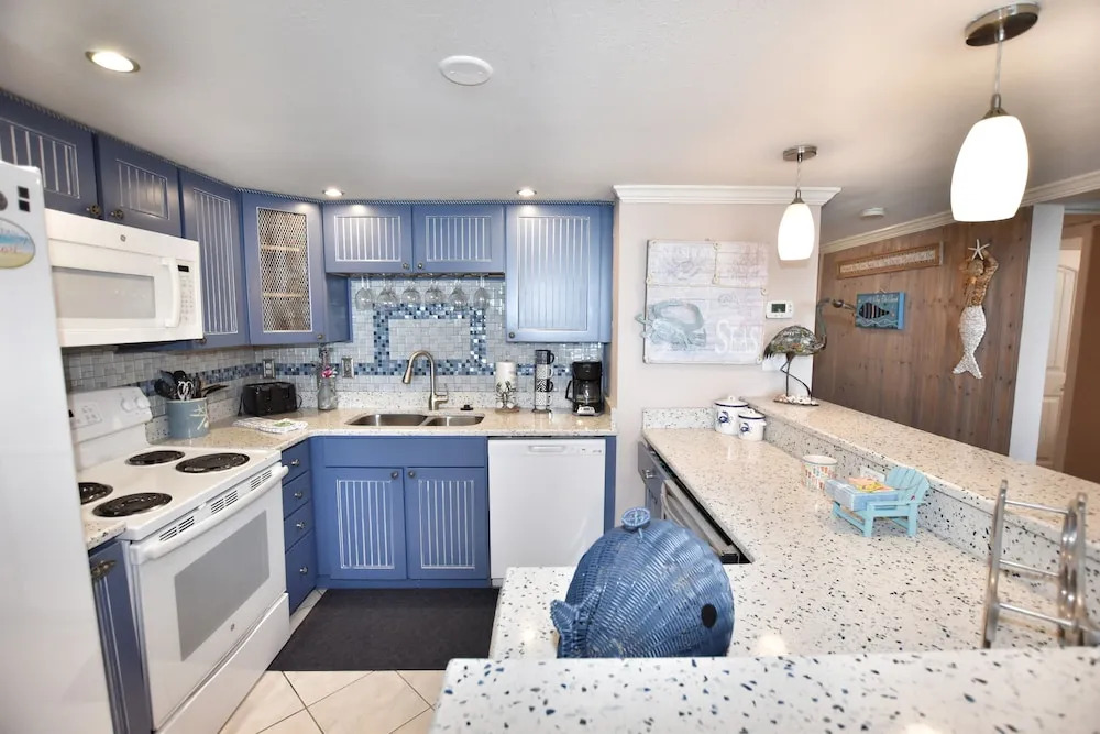 0801 Waters Edge Resort 3 Bedroom Condo by RedAwning