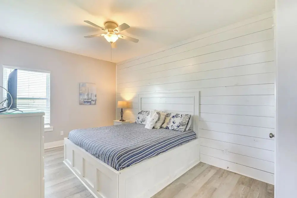 1 Block to Shore: Crystal Beach Gem, Deck & Views