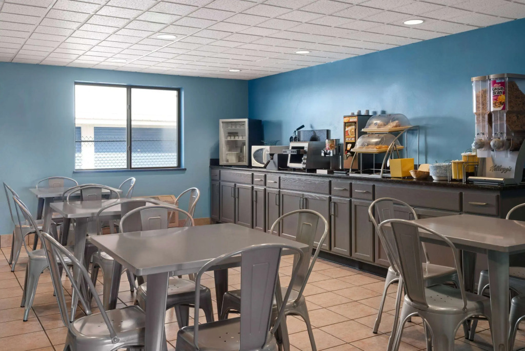 Days Inn by Wyndham Neenah
