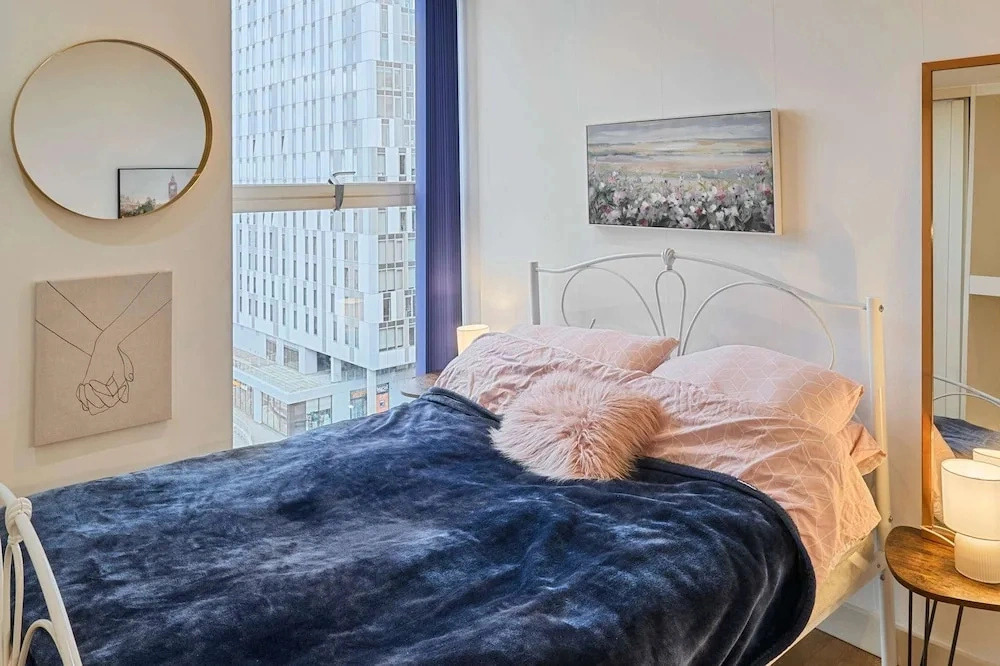 Host Stay - Canal View Apartment
