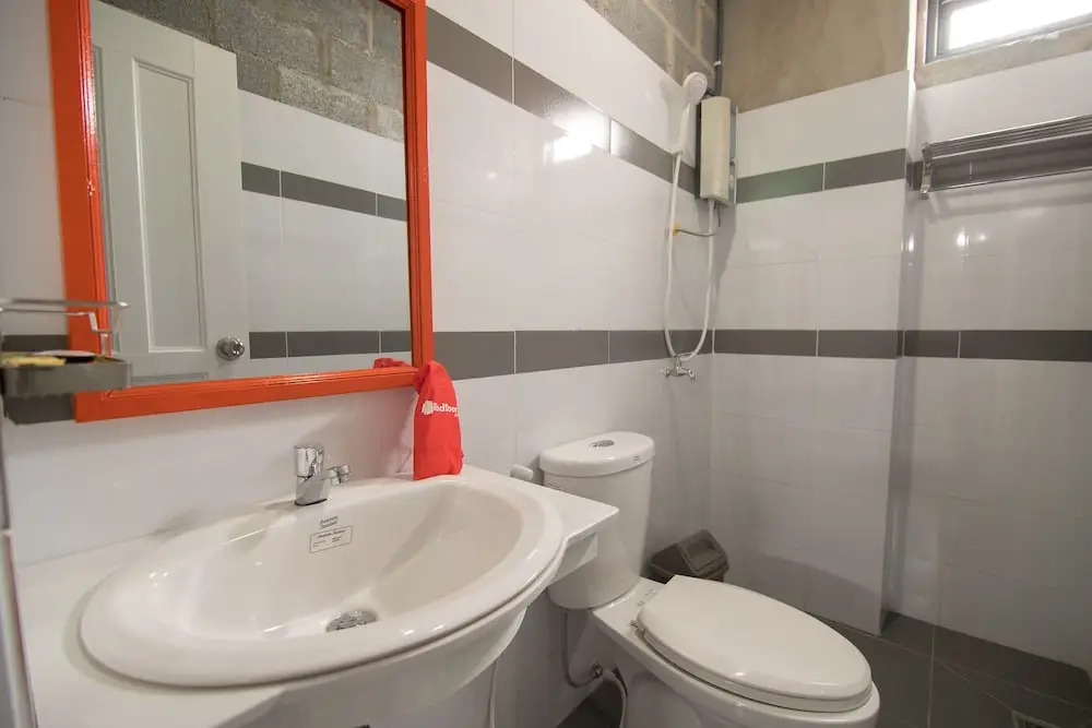 RedDoorz Plus @ Ung Van Khiem Street