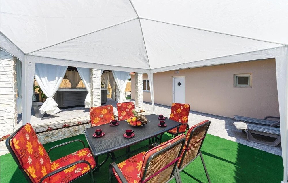 Two-Bedroom Holiday Home In Sukosan