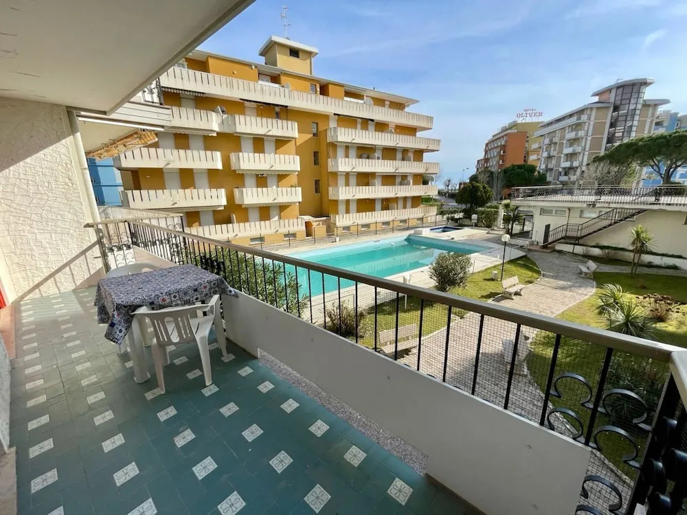 Beachside Flat With Shared Pool