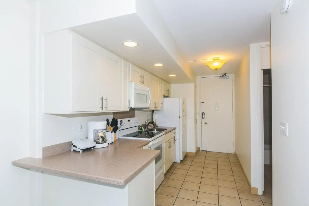 Ilikai Marina 1783 Condo - One Bedroom, Full Kitchen & Free Wifi by RedAwning