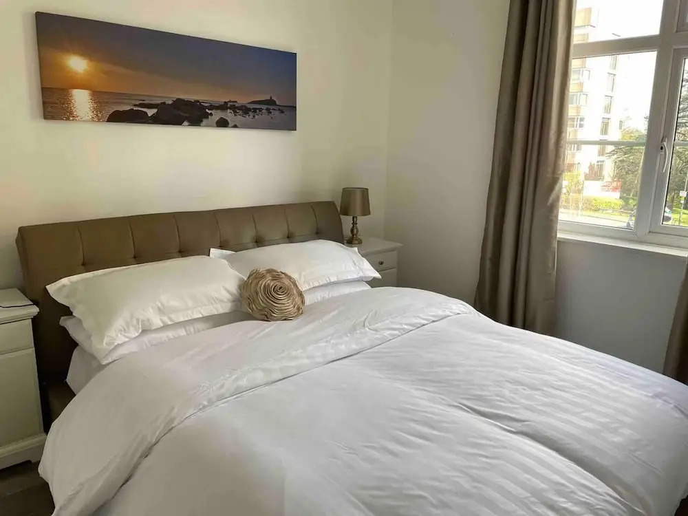 Bright and Spacious 2-bed Apartment in Sutton