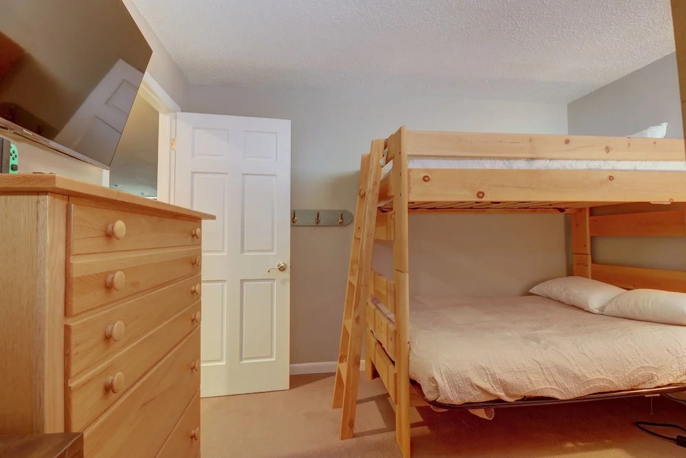 Pet Friendly, Beautifully Remodeled with Mountain Views - SB204 by Redawning
