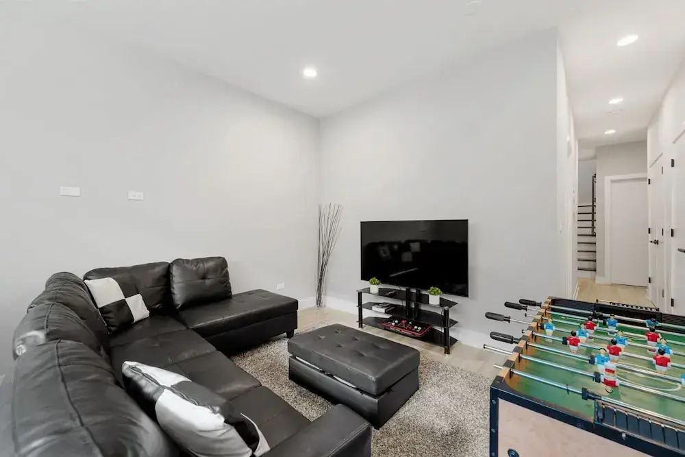 Magnificent NEW Home w 8 Beds Free Parking