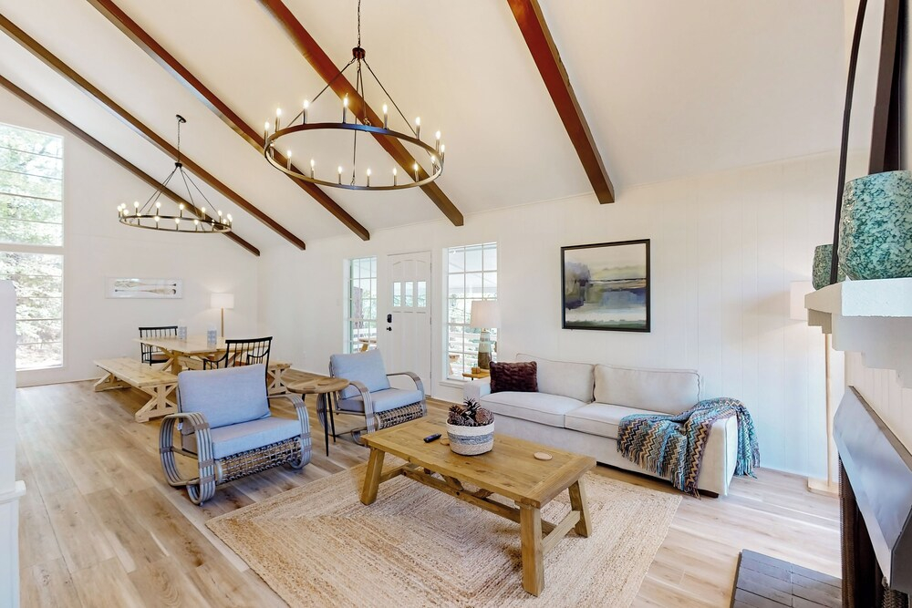 6 Mi to Lake: Brookeland Home w/ Treehouse Vibes