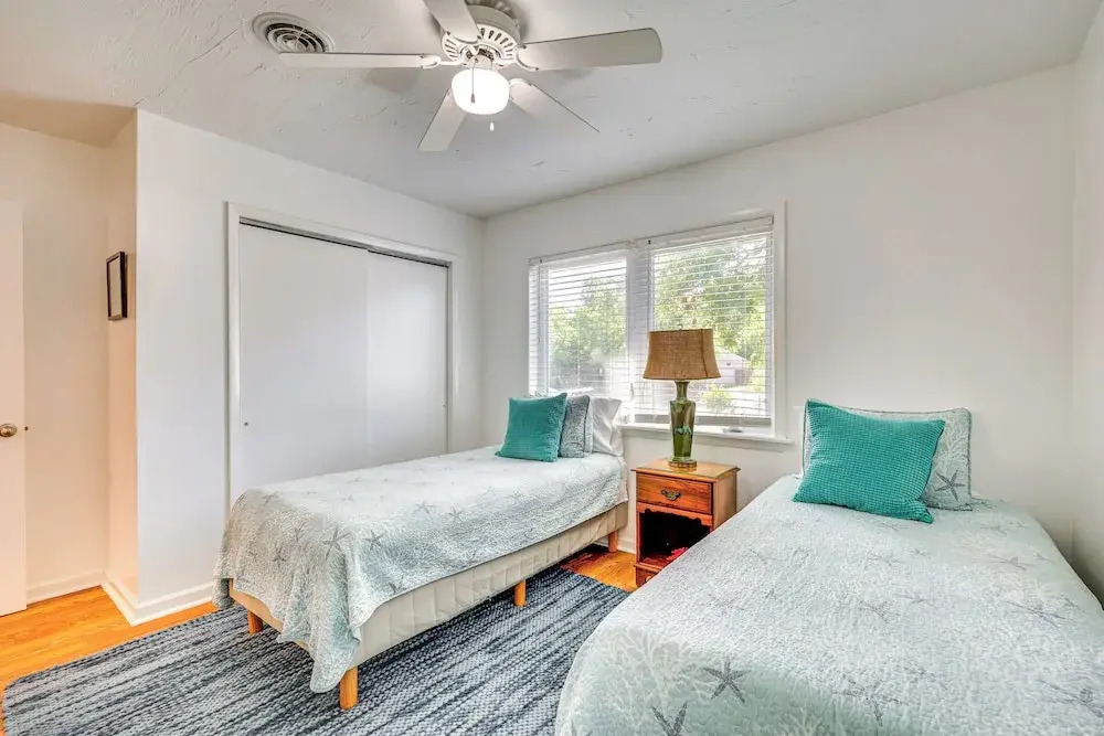Oak Island Cottage: Minutes to Long Beach!