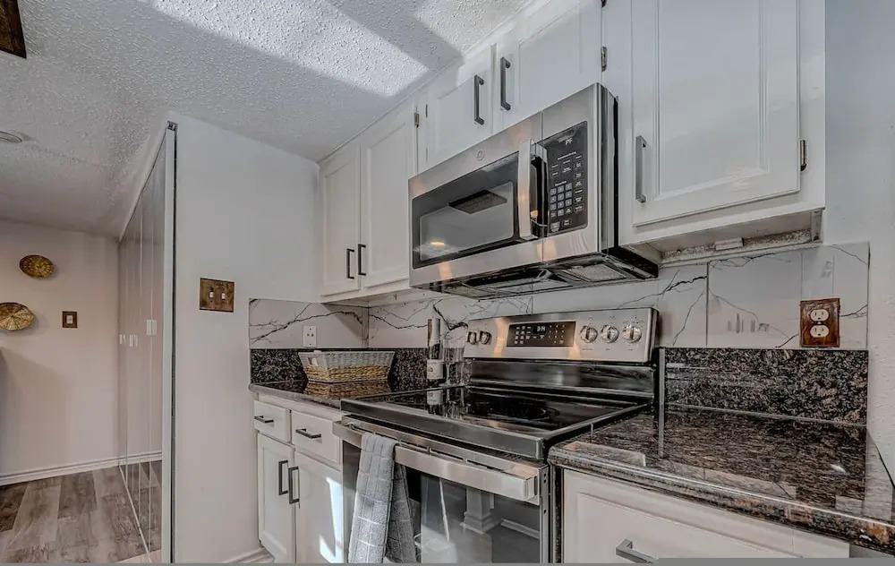 Upscale 1BR Condo in Med Center