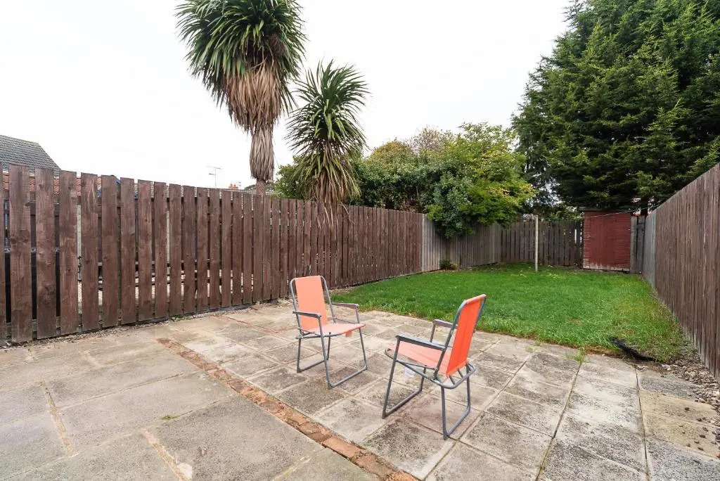 J's FrEsH Newly RefurB 2 Bedroom Garden Parking