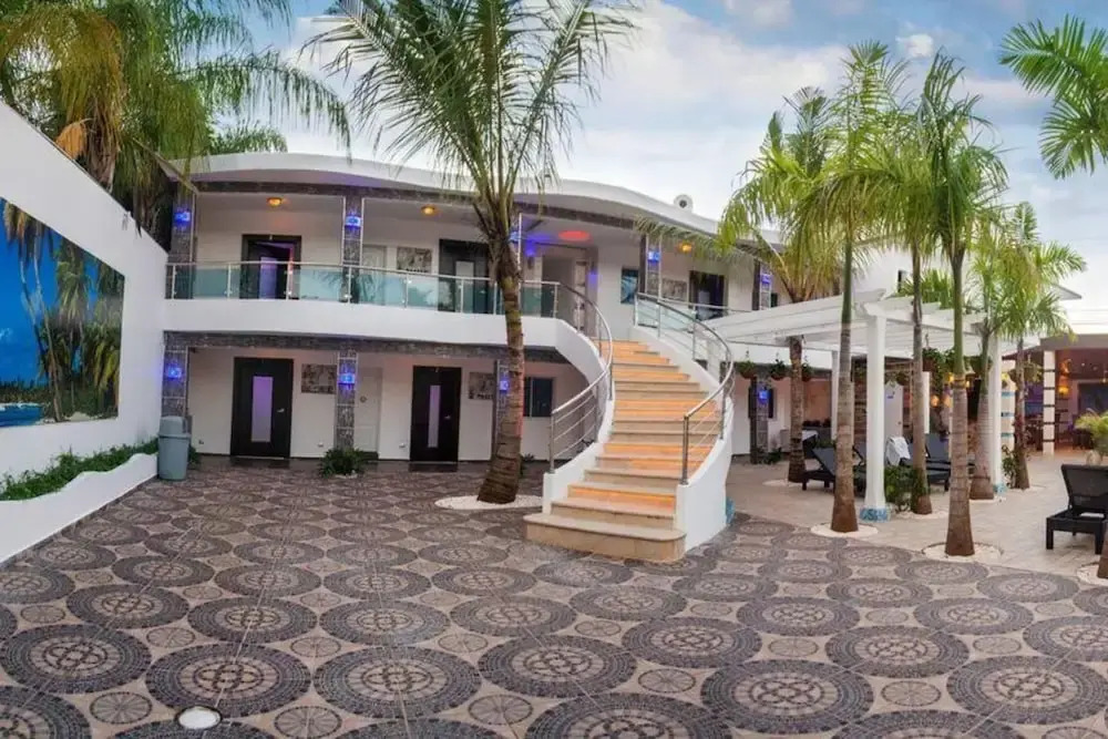 Luxury 14 Bedroom Villa Walking to Clubs/beaches!