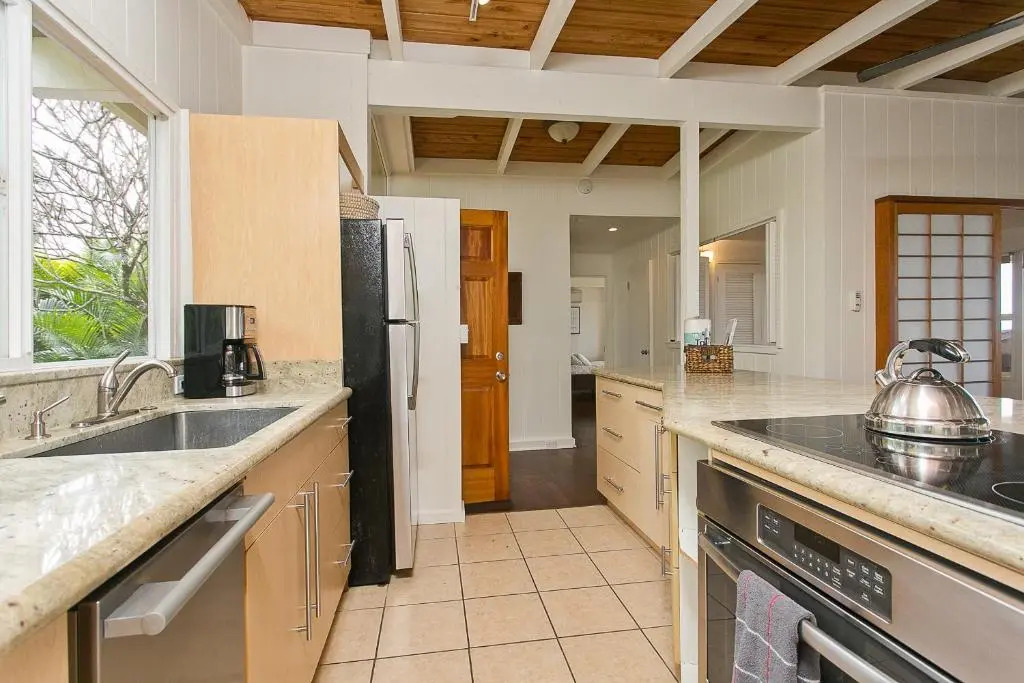 Waimea Point Oceanfront House - (with Air Conditioning)