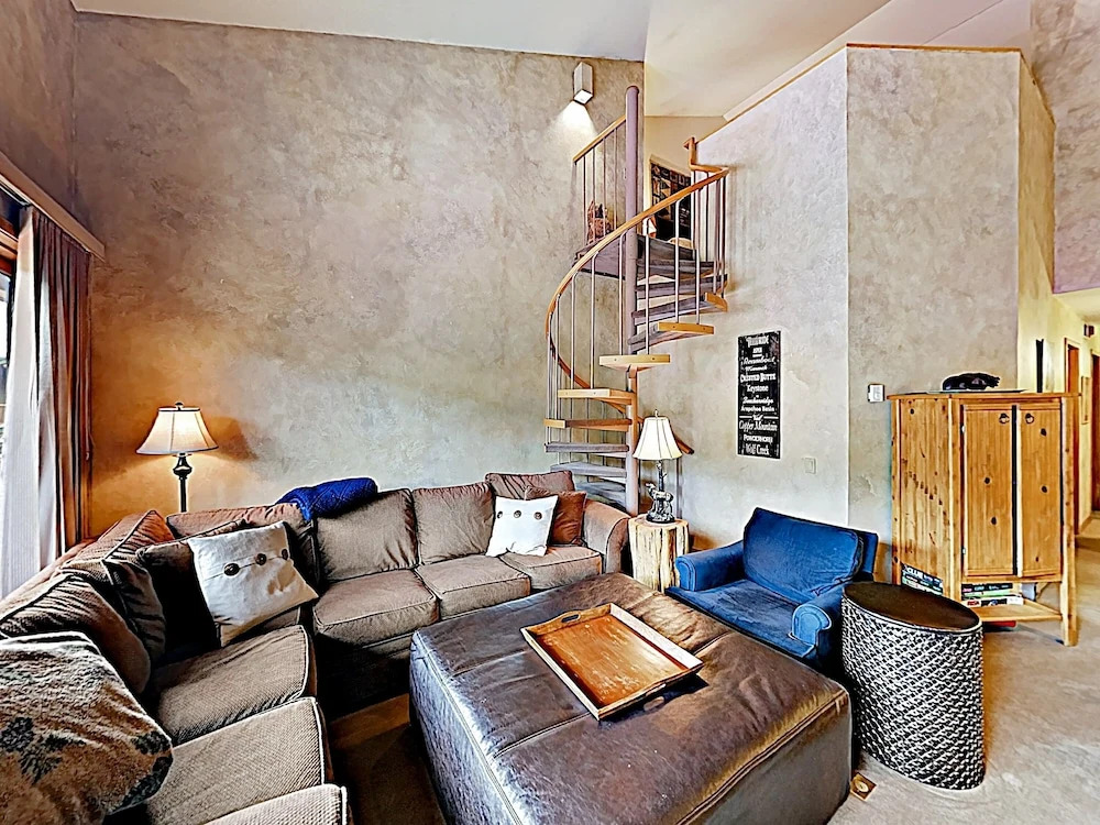 New Listing! Expansive W/ Pool & Hot Tub 3 Bedroom Condo