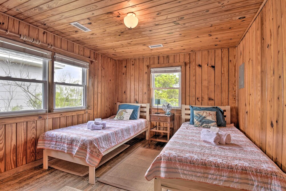 Rustic Beachfront Cottage w/ Deck & Boardwalk