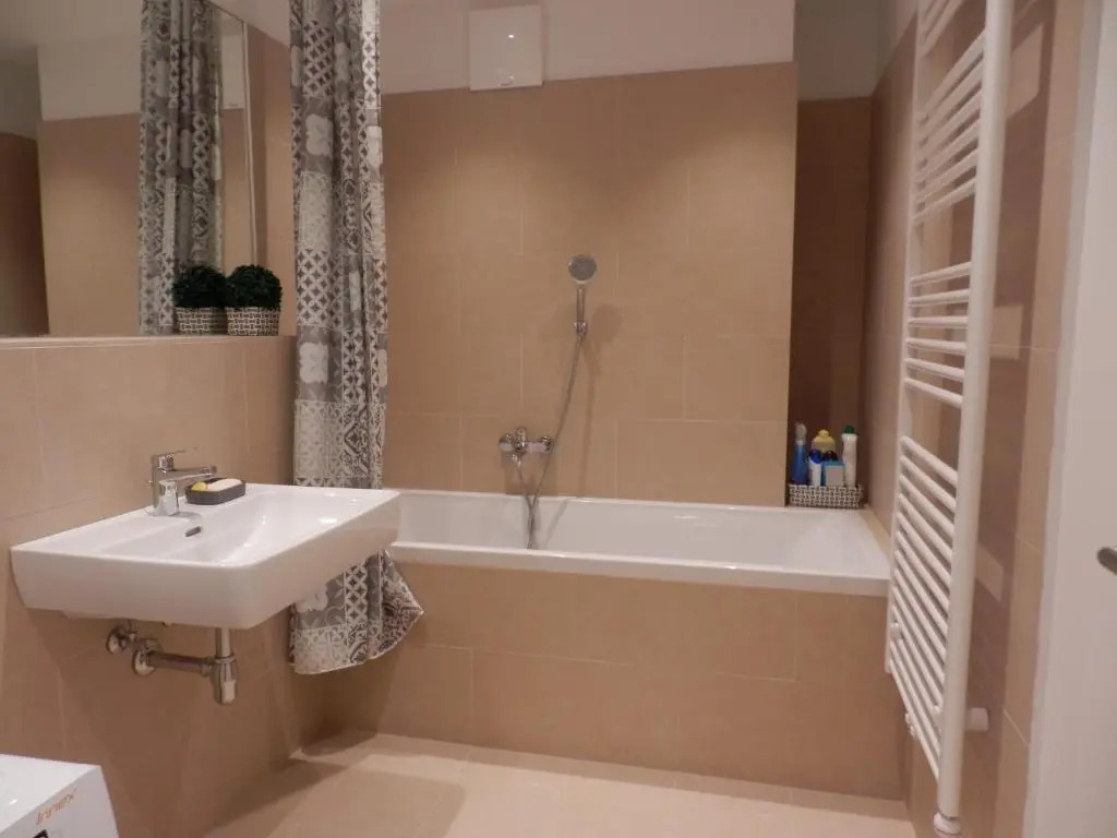 Spacious, Modern 1-bdrm Apt near VIC & Austria Ctr