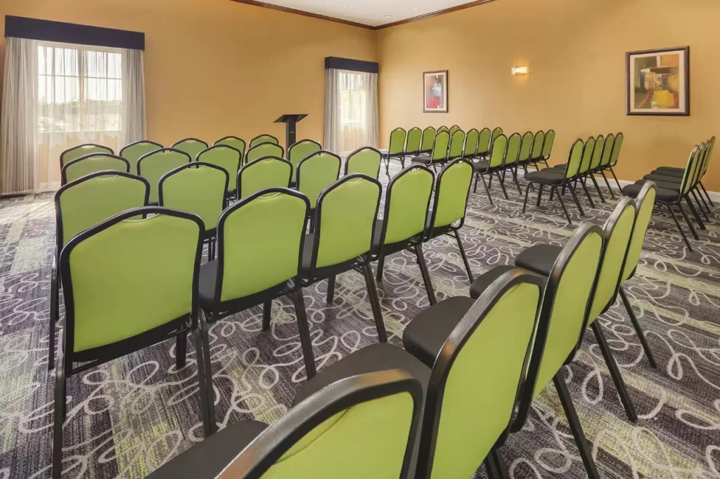 La Quinta Inn & Suites by Wyndham Dallas South-DeSoto