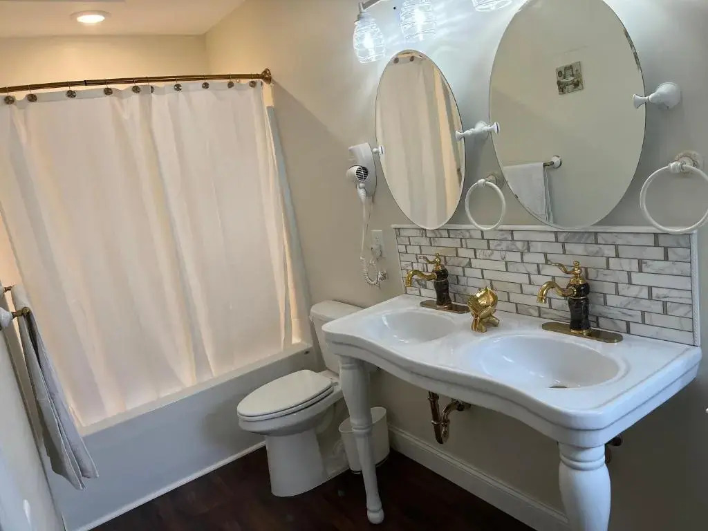 Holland Farmhouse Inn B&B