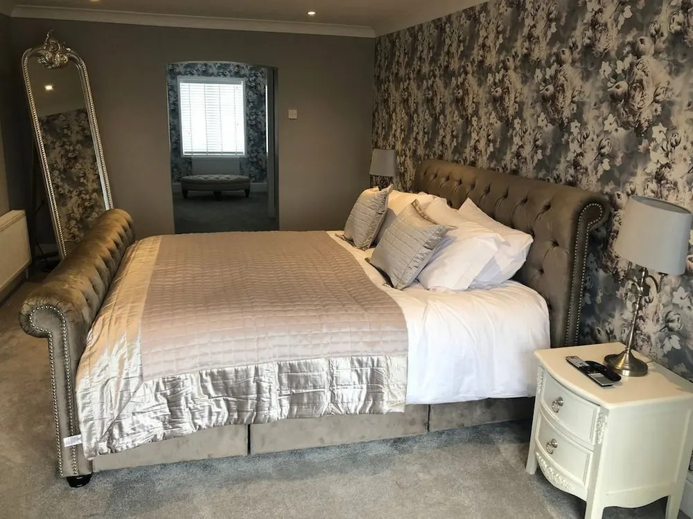 Beautiful Family Home With 42ft Pool & Cinema Room