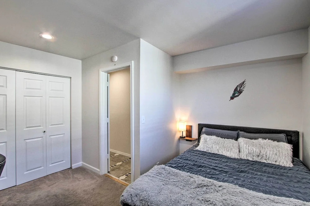 Convenient Burien Getaway: 12 Mi to Dtwn Sea!