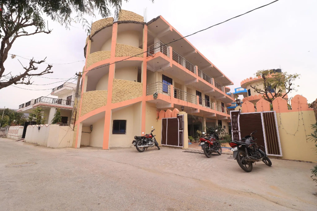 OYO 28636 Roopam Places