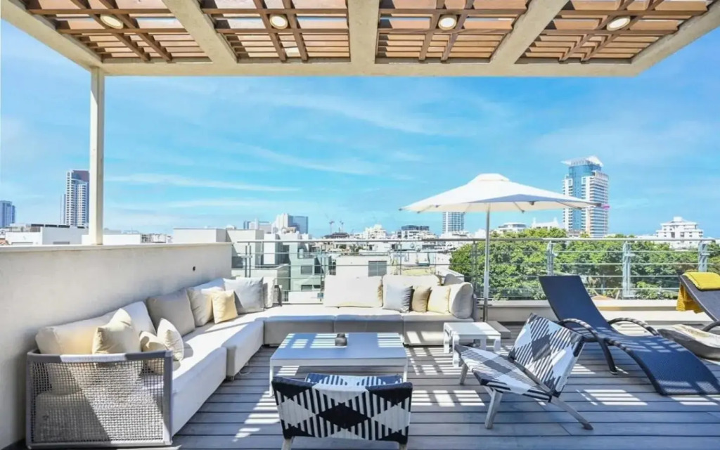 Sunny 3BR Penthouse near the Beach by HolyGuest