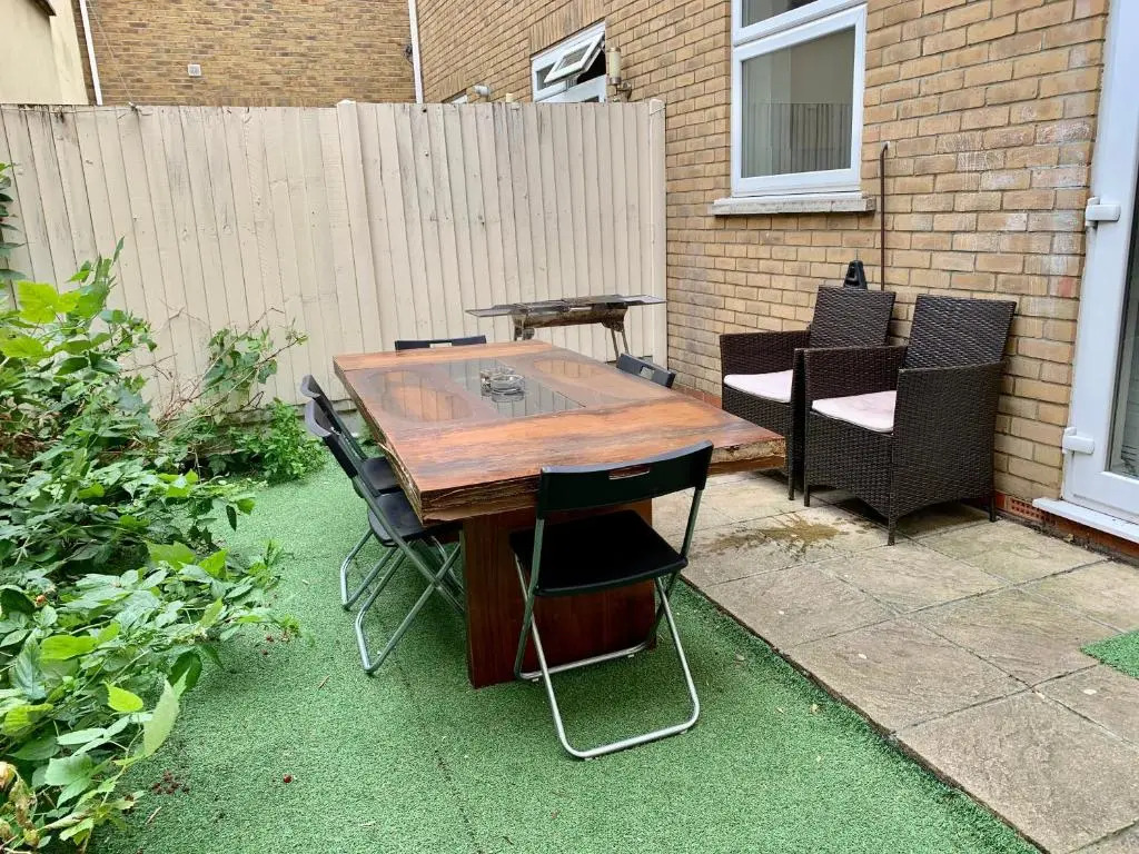 London 4 Bedrooms 3 Bathrooms with Garden House