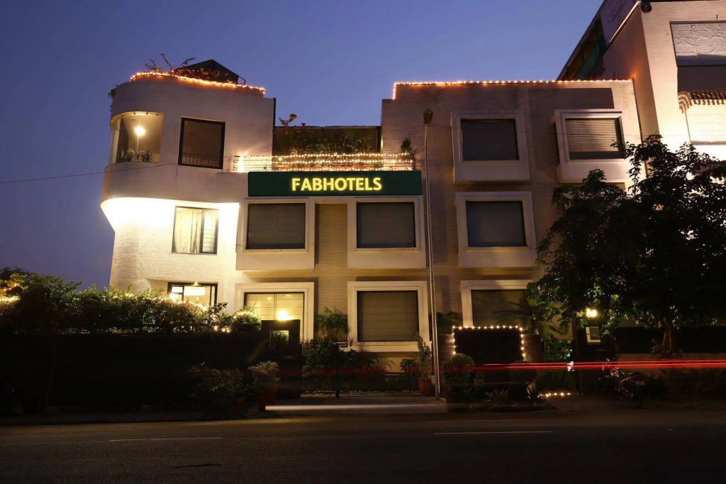 FabHotel Club Royale Airport