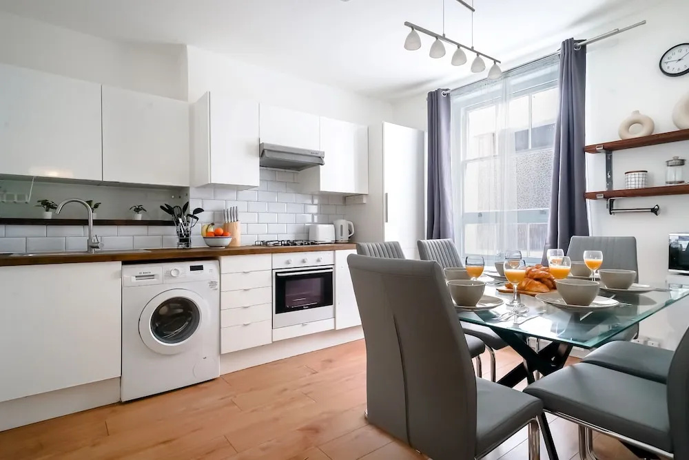 Liverpool Street 2BR City Apartment