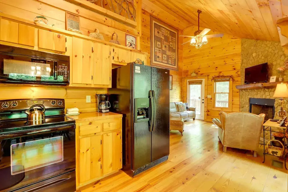 On Fightingtown Creek: Forested Mccaysville Cabin!
