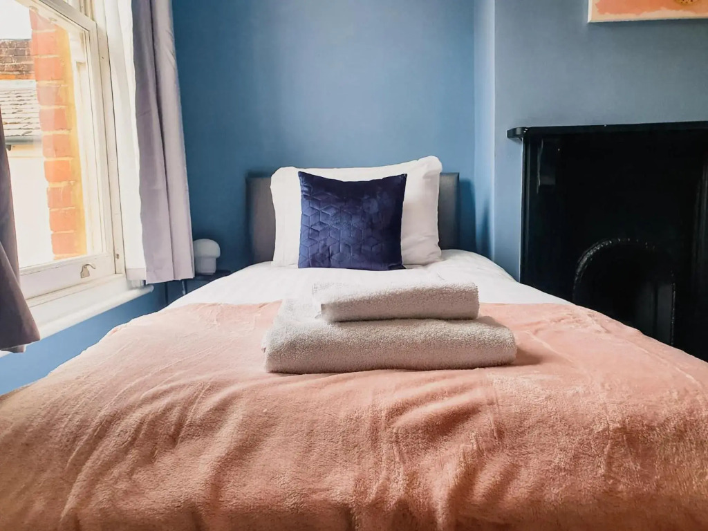 Sleeps 6 - 2 Bedroom Reading House - With WiFi, Netflix, Parking & Garden by JDF Property