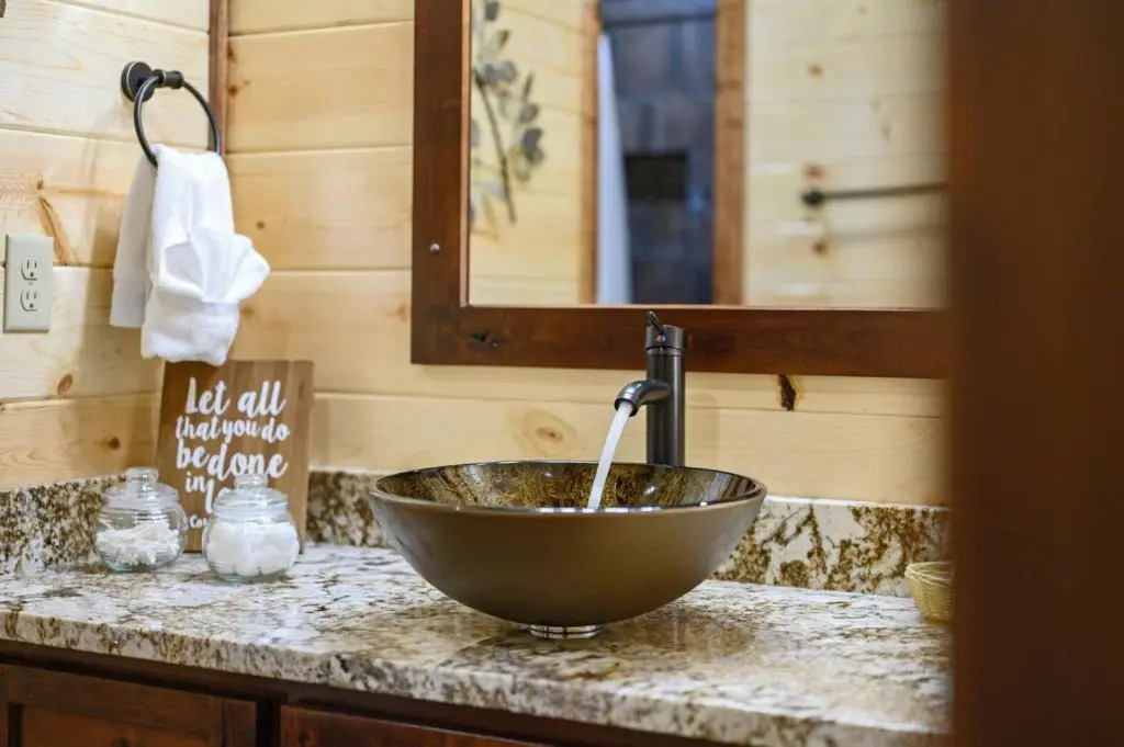 Large Luxury 2BR Cabin w Hot Tub Double Trouble was designed for fun comfort and memories minutes from buzzling Hochatown and beautiful Beaver Bend State Park