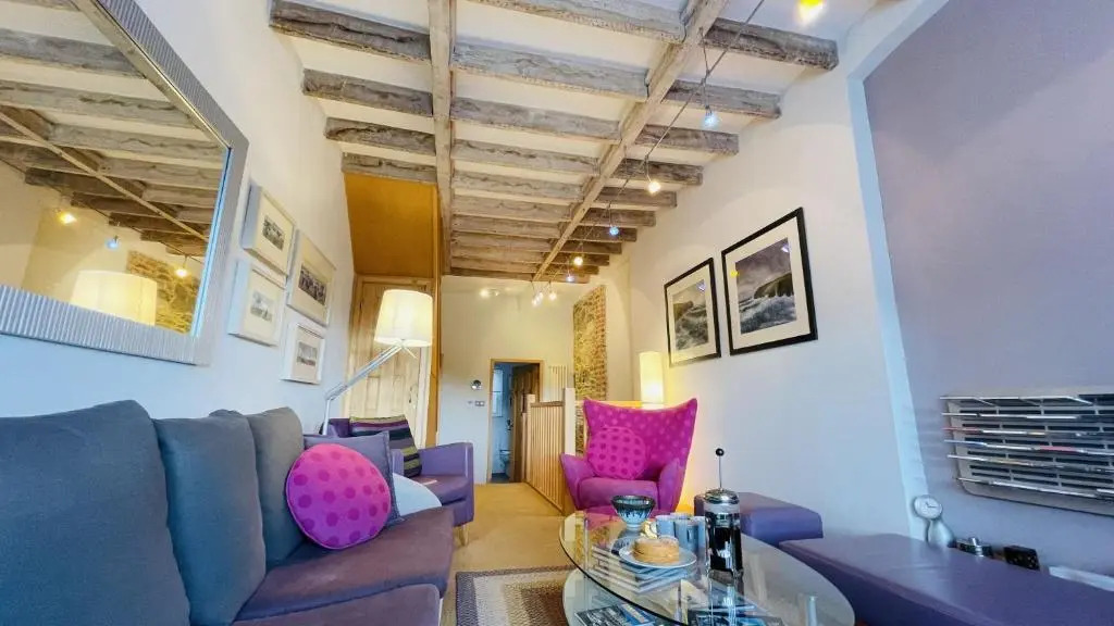 16 Clarence Hill - Iconic Dartmouth House with Enchanting Garden