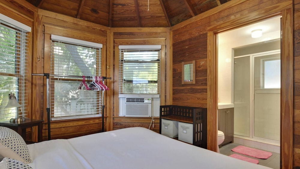 First Breath by Avantstay Close to Old Town w/ Pool Month Long Stays Only