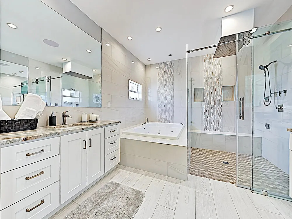 New Listing! Sumptuous Near Beach W/ Pool 3 Bedroom Home