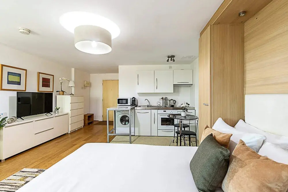 Modern Studio Apartment - St Georges Wharf