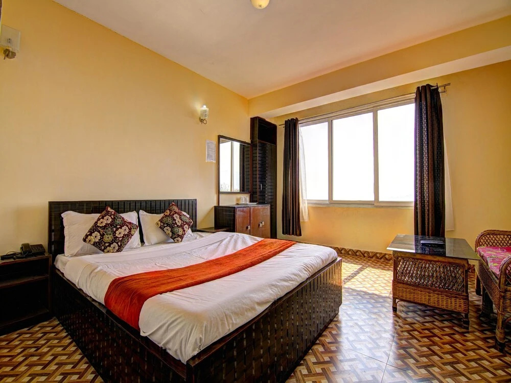 OYO 12862 Hotel Lamaz Residency