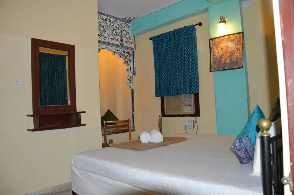 The Lake View Hotel- On Lake Pichola