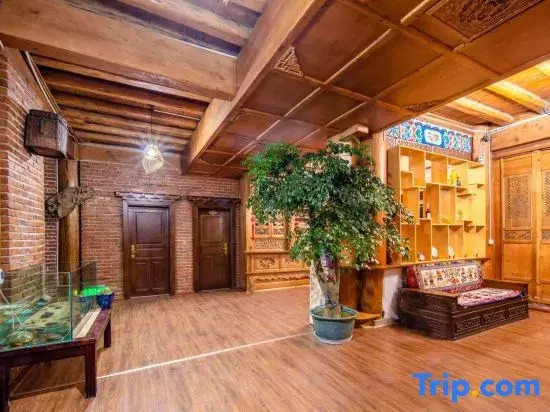 Qianyi Audio-Visual Oxygen Supply Travel Photography Boutique Hotel (Dukezong Ancient City)