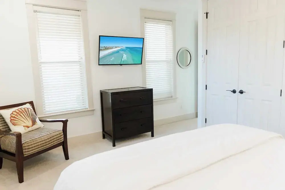 5 Mins to Beach, Shared Pool, Covered Deck, Bikes Heron Cottage by Avantstay