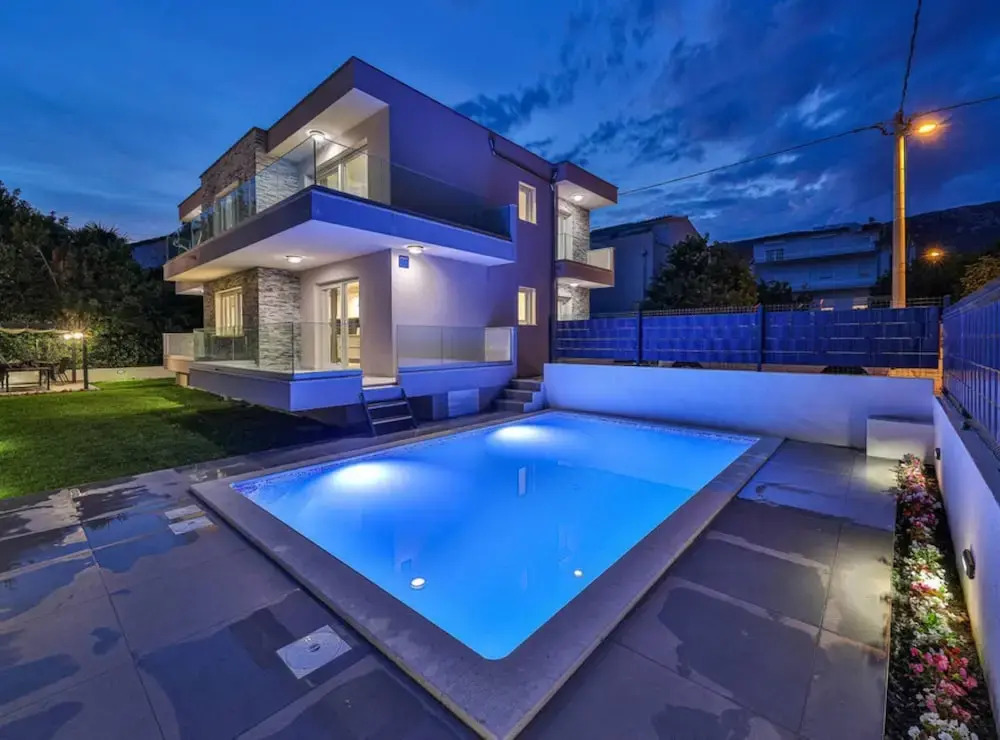 Expansive Retreat With Private Pool & Bbq, Near the Beach