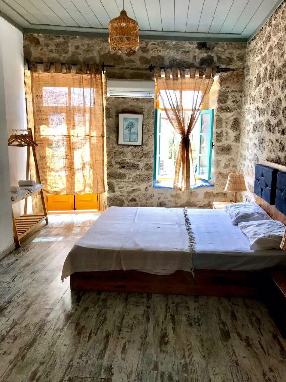 +4 Stone House