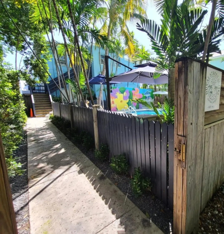 Duval Street Suite w kitchen and shared heated pool