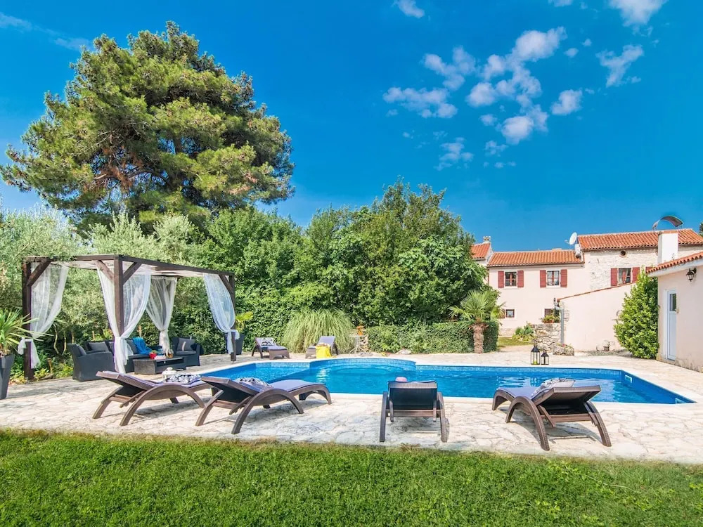 Beautiful villa for 10 persons in a quiet area with private pool, beach at 10 km