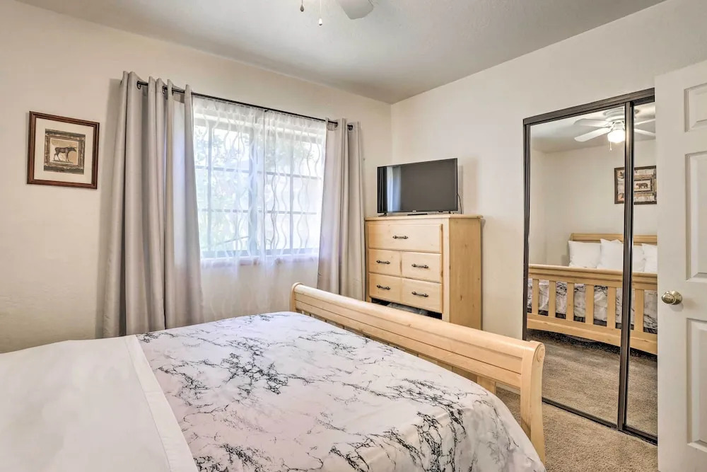 Hot Tub & Deck: Big Bear Gem Near Resorts!