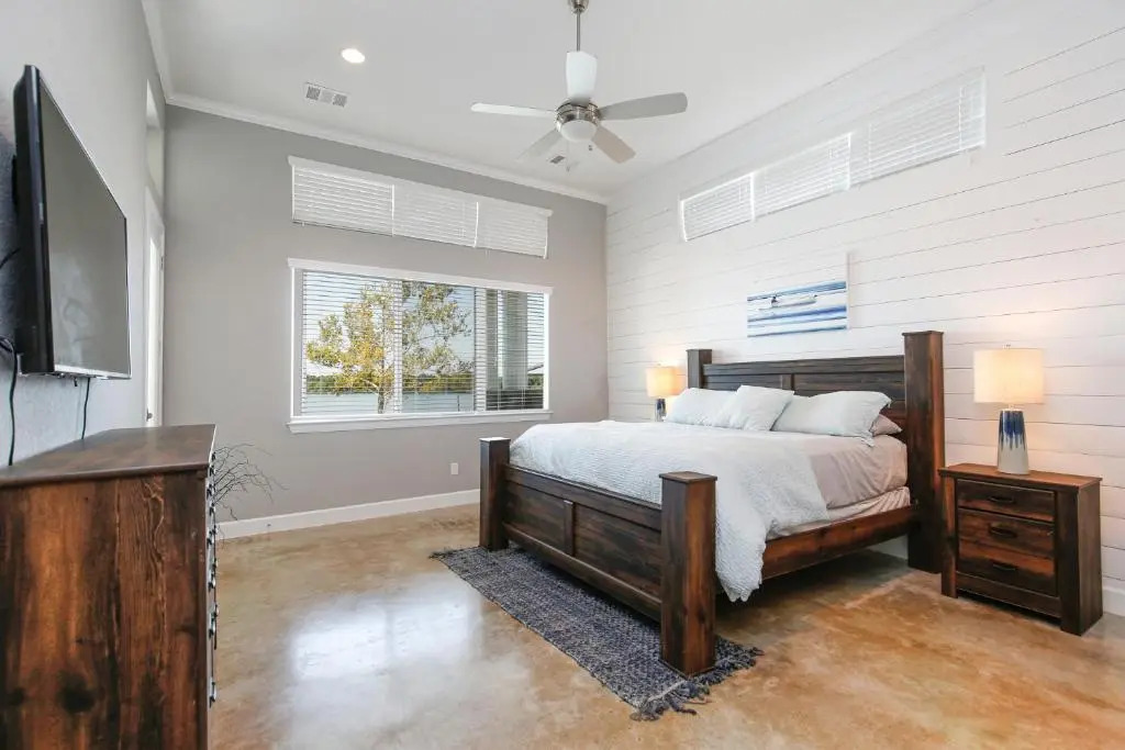 Luxury Lake LBJ House with Heated Swimming Pool and Spill Over Hot Tub and 2 Boat Slips