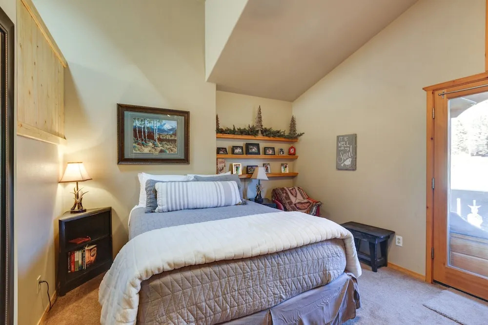 Stunning Red River Retreat Next to Ski Lift!