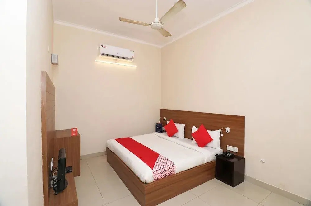 Hotel Rajshri by OYO Rooms