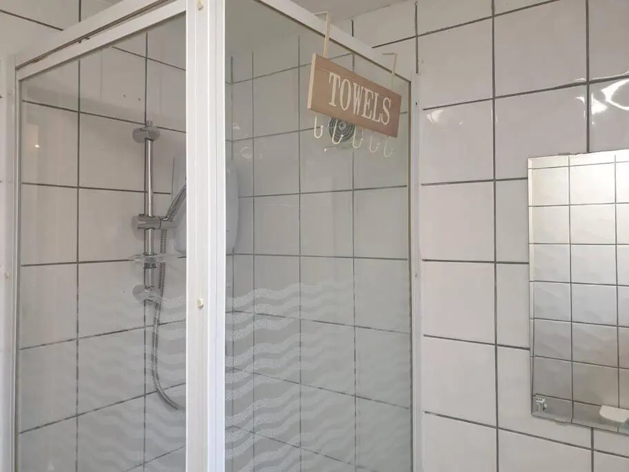 Cosy 2 Bedroom City House with 2 Bathrooms