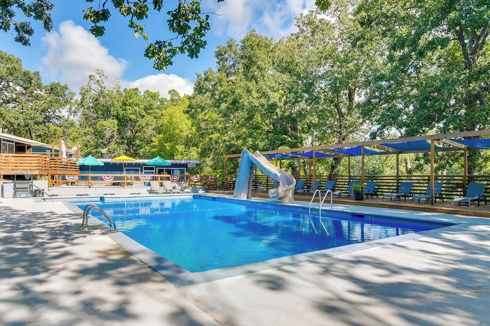 Lakefront Oasis: Boat Slip, Kayaks & Outdoor Pool